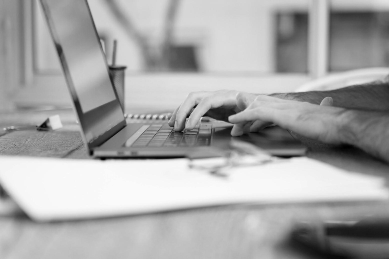 Estudantes trabalhando juntos em um projeto 3D